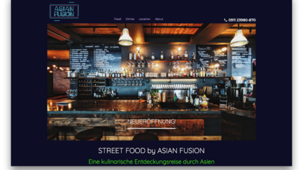 Ein stilvolles Restaurant mit einer Holzbar, die mit verschiedenen Getränken und Gläsern dekoriert ist.