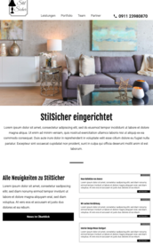 Ein stilvolles Wohnzimmer mit einem bequemen Sofa, einem modernen Tisch und einer farbenfrohen Wandkunst im Hintergrund.