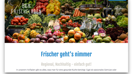 Ein bunter Markt mit frischem Obst und Gemüse, der eine Vielzahl an saisonalen Produkten präsentiert.