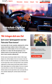 Ein Fahrer hält das Lenkrad eines Autos, während die Stadt im Hintergrund verschwommen ist, was ein Gefühl von Bewegung vermittelt.