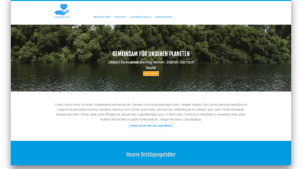 Eine ruhige Wasseroberfläche spiegelt üppige grüne Bäume wider, die eine friedliche Atmosphäre schaffen.